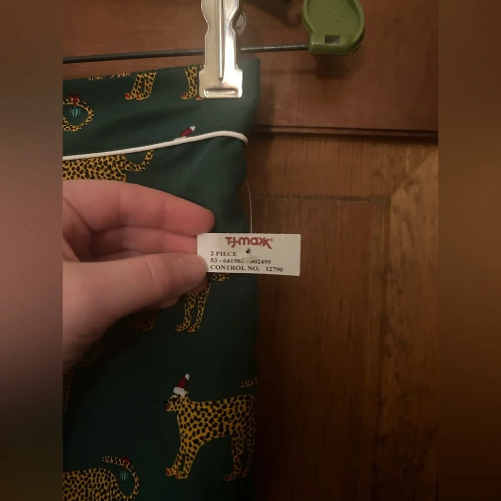 Bouffants & Broker Hearts Women’s Sz M Green Cheetah Patterned Pajama Set - NWOT